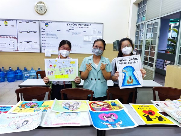 Học sinh nhận giải cuộc thi vẽ tranh cổ động năm 2022